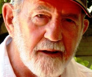 Bekende skrywer skenk boeke